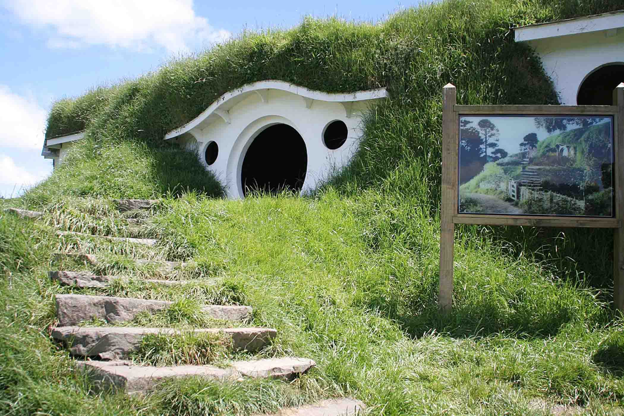 Bag End đã bị tháo dỡ một phần. (Ảnh: Rob Chandler/CC BY-SA 2.0 DEED)