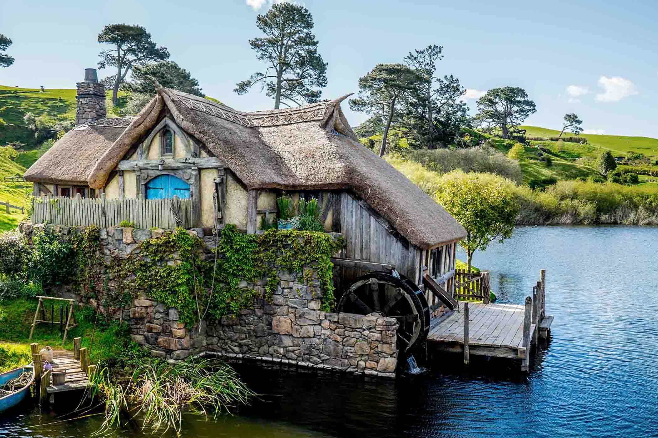 Cối xay ở ngôi làng Hobbiton. (Ảnh: Ivo Antonie de Rooij/Shutterstock)