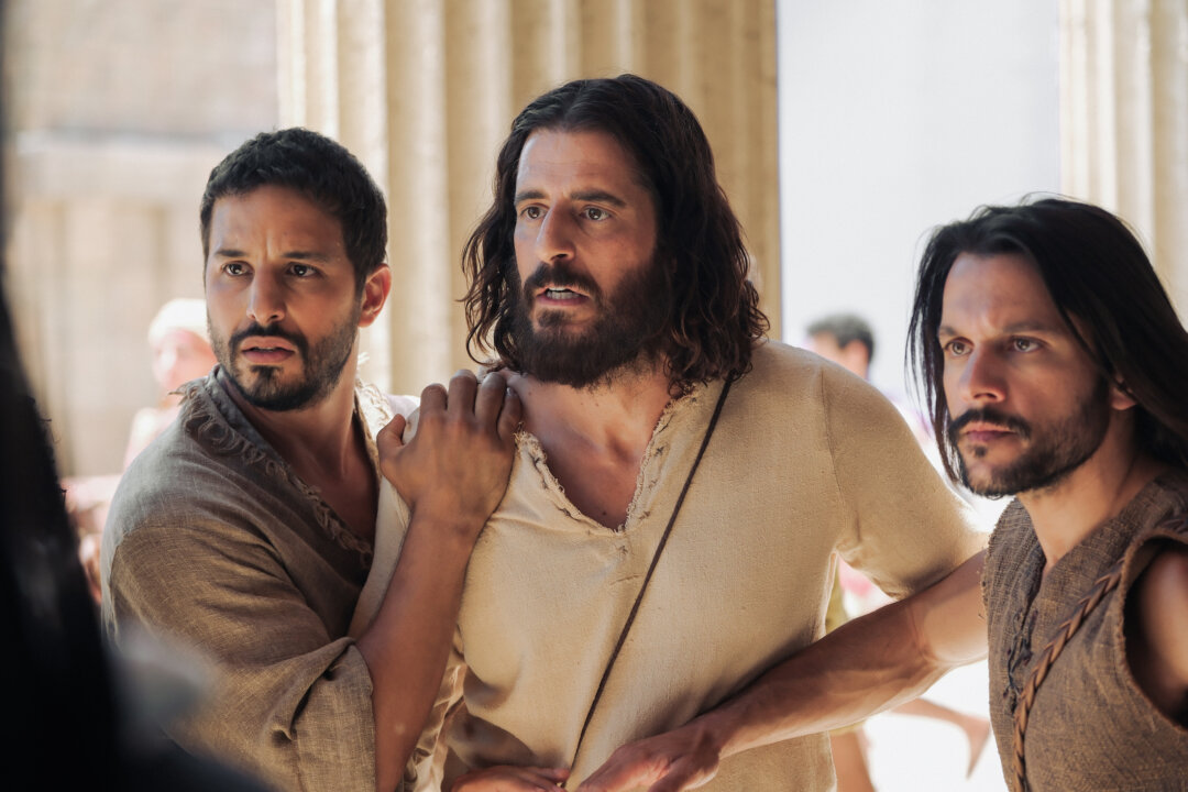 (Từ trái qua phải) Nhân vật Simon Zee (diễn viên Alaa Safi), Chúa Jesus (diễn viên Jonathan Roumie), và môn đồ Simon Peter (diễn viên Shahar Isaac) trong Phần 4 của loạt phim “The Chosen” (Người được chọn) được phát hành độc quyền tại rạp kể từ ngày 01/02/2024. (Ảnh: Đăng dưới sự cho phép của The Chosen/Mike Kubeisy)
