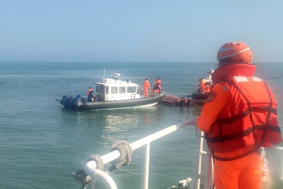 Lực lượng Tuần Duyên Đài Loan kiểm tra một con tàu bị lật trong cuộc rượt đuổi ngoài khơi quần đảo Kim Môn ở Đài Loan, hôm 14/02/2024. (Ảnh: Cục Tuần Duyên Đài Loan qua AP)