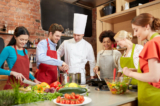 Các lớp học nấu ăn có thể thúc đẩy mọi người lựa chọn cách ăn uống lành mạnh.  (Ảnh: Shutterstock)