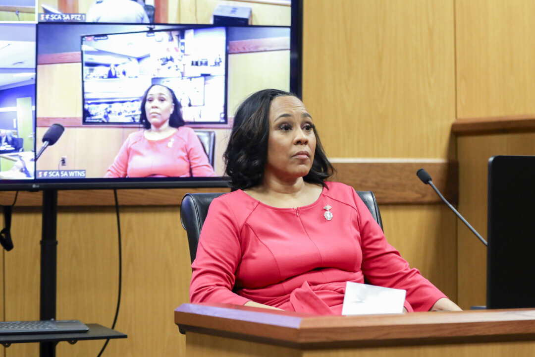 Biện lý Quận Fulton Fani Willis lên bục với tư cách nhân chứng trong phiên điều trần trong vụ án Georgia kiện Donald John Trump tại Tòa án Quận Fulton ở Atlanta, hôm 15/02/2024. (Ảnh: Alyssa Pointer-Pool/Getty Images)