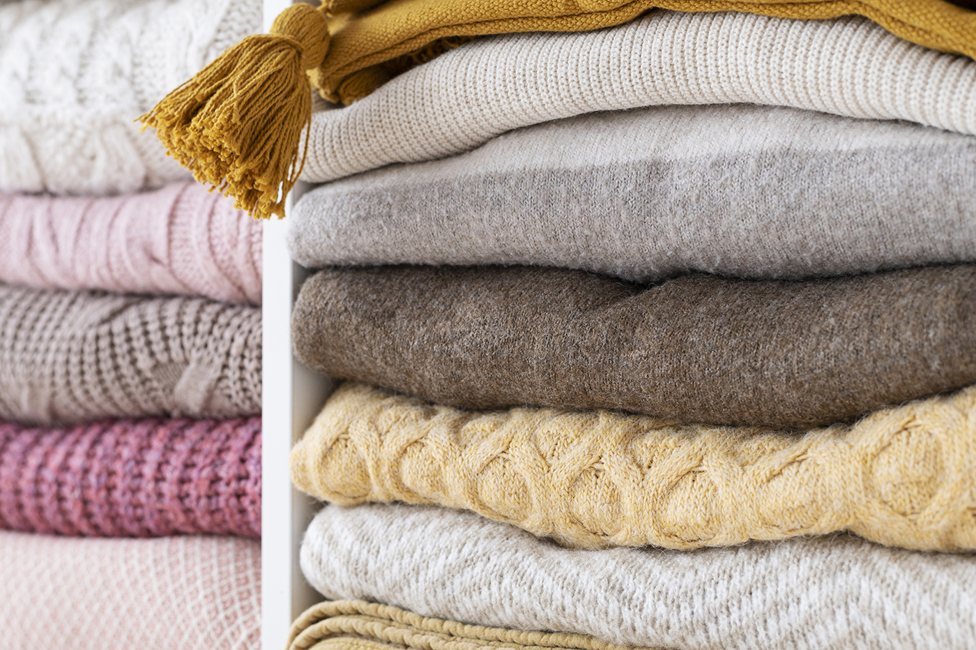 Hãy lựa chọn áo len làm từ các loại sợi tự nhiên. Dù việc giặt giũ và bảo quản những chiếc áo này đòi hỏi nhiều công sức hơn, nhưng chúng sẽ đồng hành cùng bạn trong thời gian dài. (Ảnh: mama_mia/Shutterstock, Freepik)