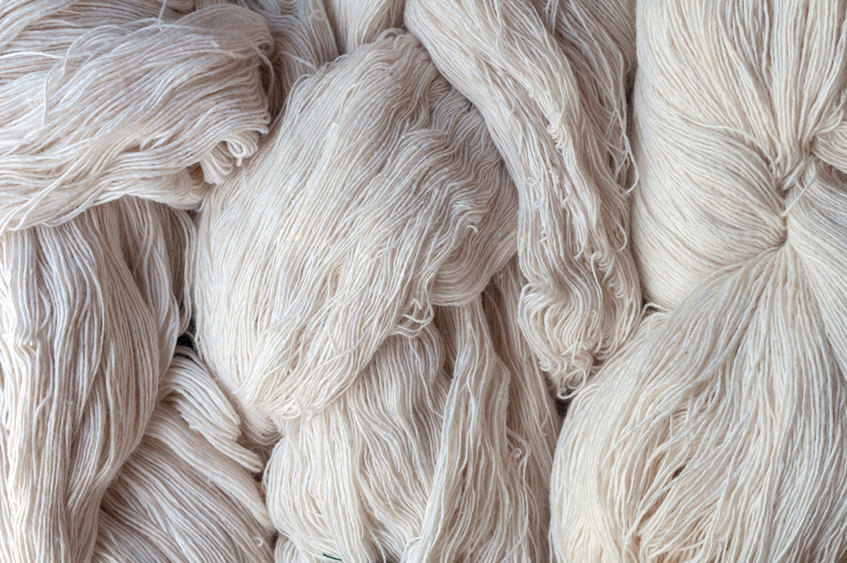 Cotton là chất liệu thoáng khí, phù hợp hơn với thời tiết ấm áp. (Ảnh: YANNA2560/Shutterstock)