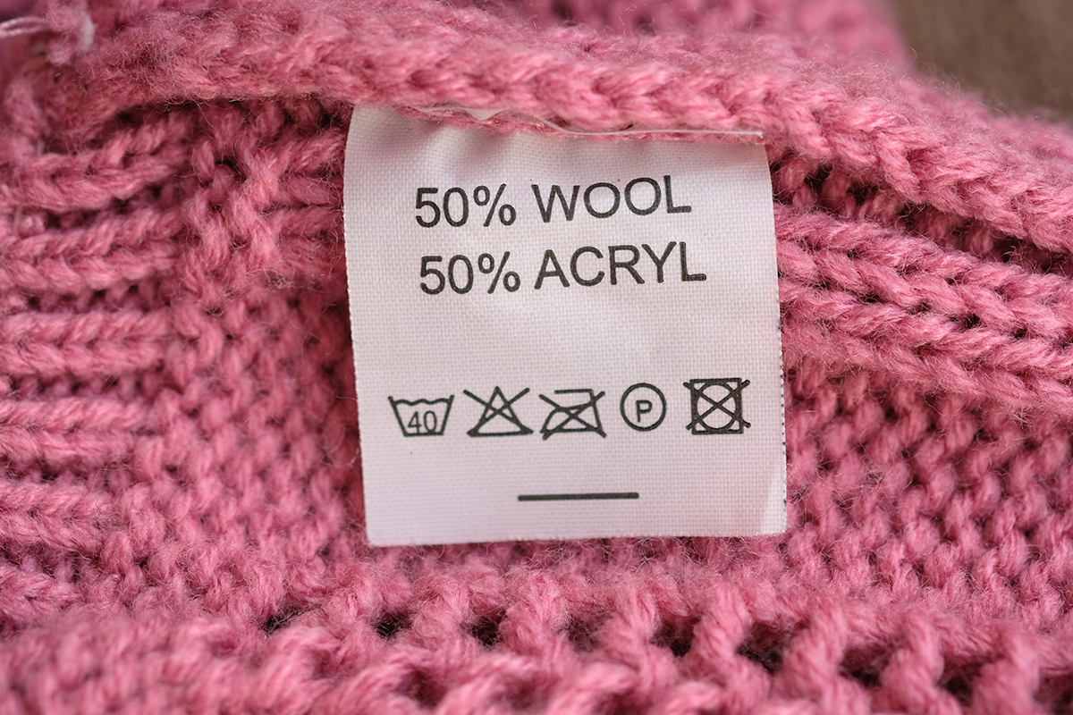 Hãy thực hiện theo các hướng dẫn giặt trên áo len của bạn một cách cẩn thận. (Ảnh: Anakumka/Shutterstock)