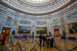 Du khách ghé thăm khu Rotunda trong Tòa nhà Capitol tại Hoa Thịnh Đốn. Bức trụ ngạch nằm gần phía trên cùng của bức ảnh. (Ảnh: Artem Avetisyan/Shutterstock)