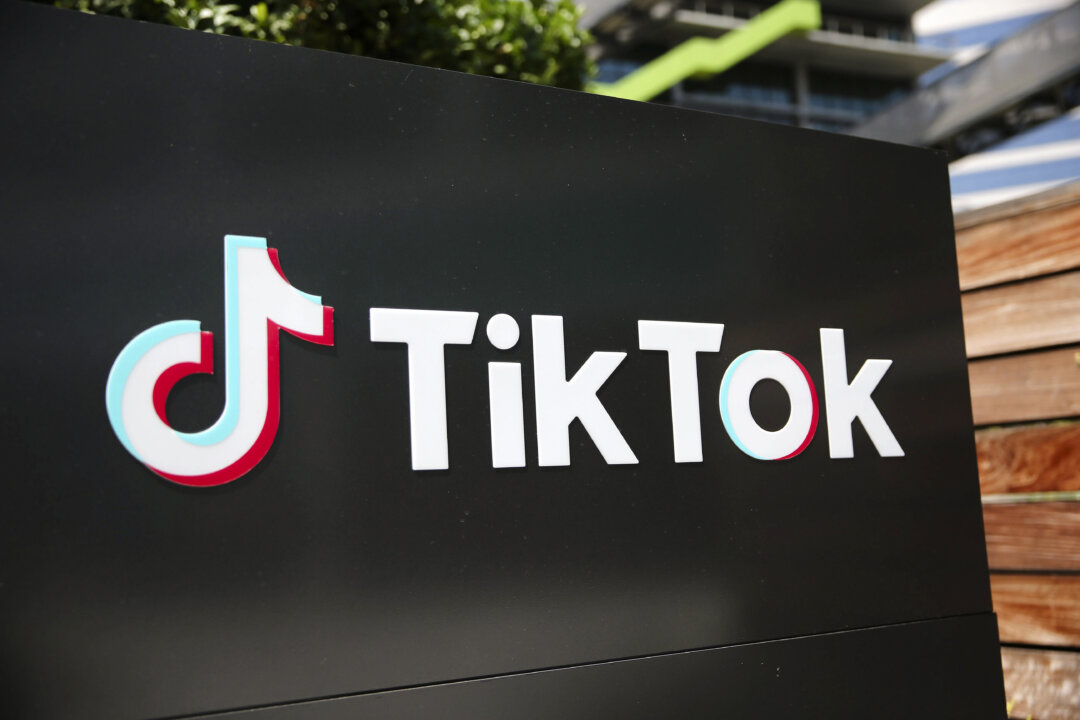 Logo TikTok ở bên ngoài văn phòng TikTok tại thành phố Culver, California, vào ngày 27/08/2020. (Ảnh: Mario Tama/Getty Images)