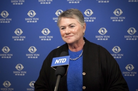 Khán giả hâm mộ Salford: Shen Yun vượt xa bất cứ chương trình nào tôi từng xem