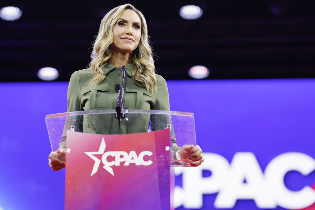 Bà Lara Trump nói trong Hội nghị Hành động Chính trị Bảo tồn truyền thống (CPAC) tại Trung tâm Hội nghị và Khách sạn Gaylord National Resort ở National Harbor, Maryland, hôm 22/02/2024. (Ảnh: Anna Moneymaker/Getty Images)