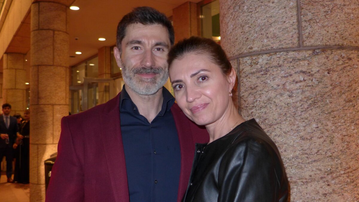Ông Mihai và phu nhân Livia Vrasmasu thưởng thức đêm diễn của Shen Yun tại Trung tâm Nghệ thuật Biểu diễn Adrienne Arsht hôm 22/02/2024. (Ảnh: Linda Jiang/The Epoch Times)