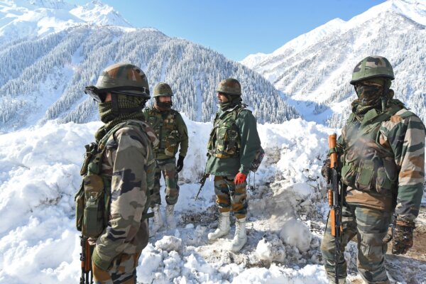 Các binh sĩ quân đội Ấn Độ tuần tra trên con đường phủ đầy tuyết gần đèo Zojila nối Srinagar với lãnh thổ liên bang Ladakh, giáp biên giới Trung Quốc, vào ngày 28/02/2021. (Ảnh: Tauseef Mustafa/AFP qua Getty Images)