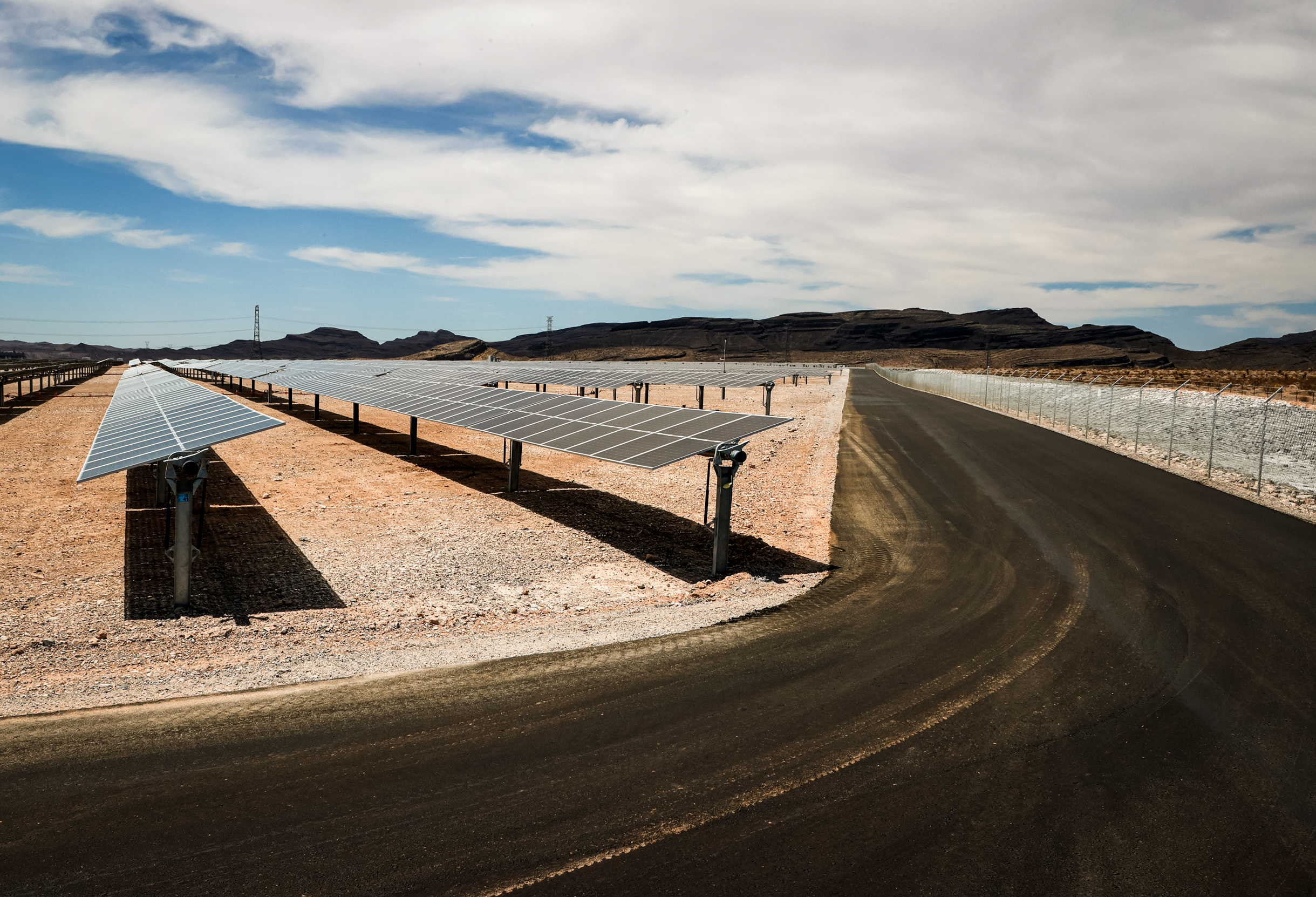 Mảng Quang năng MGM Resorts Mega 100 megawatt được ra mắt tại Dry Lake Valley, Nevada, vào ngày 28/06/2021. Dự án nằm trên 640 mẫu Anh sa mạc cách dải Las Vegas khoảng 30 dặm về phía bắc. 323,000 tấm pin mặt trời của mảng này được dự báo sẽ tạo ra khoảng 300,000 megawatt giờ, hoặc khoảng 35% lượng điện được sử dụng hàng năm của MGM ở Las Vegas. (Ảnh: Ethan Miller/Getty Images)