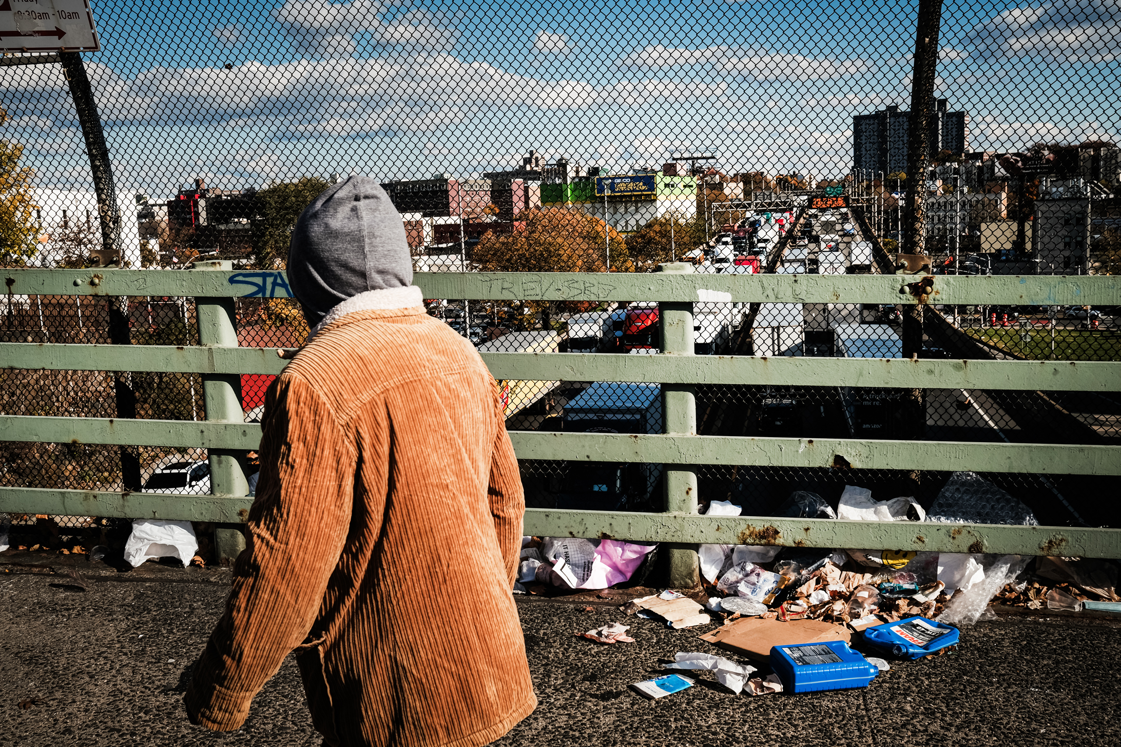 Một người đàn ông băng qua cầu vượt trên Xa lộ Cross Bronx, một đoạn đường cao tốc khét tiếng thường xuyên bị tắc nghẽn giao thông và góp phần gây ô nhiễm cũng như chất lượng không khí kém, ở New York, vào ngày 16/11/2021. (Ảnh: Spencer Platt/Getty Images)