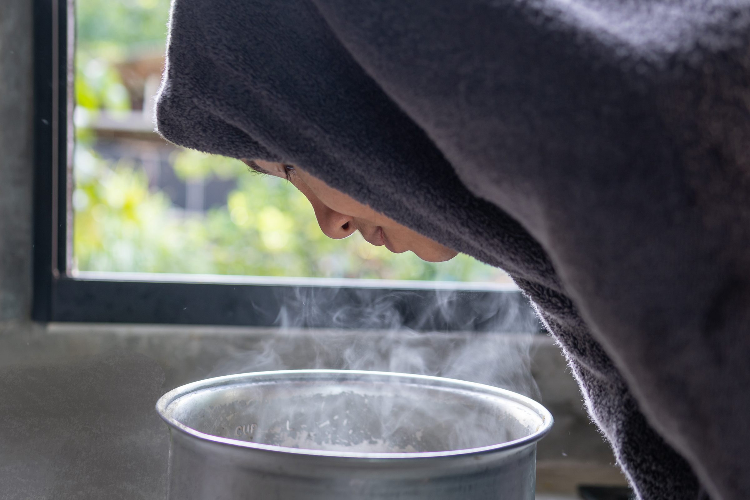 Hít hơi nước từ tinh dầu bạc hà có thể giúp giảm ho. (Ảnh: Lesterman/Shutterstock)