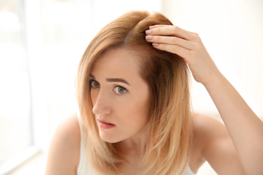 Rụng tóc sớm – Nguyên nhân tiềm ẩn và lời khuyên cổ truyền giúp cải thiện, phòng ngừa rụng tóc