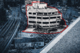 Camera an ninh của Cảnh sát Tòa nhà Quốc Hội Hoa Kỳ ghi lại cảnh Ủy ban Quốc gia Đảng Dân Chủ trong vụ gài bom ống vào ngày 06/01/2021. (Hình minh họa của The Epoch Times, Cảnh sát Tòa nhà Quốc hội Hoa Kỳ/Ảnh chụp màn hình qua The Epoch Times)