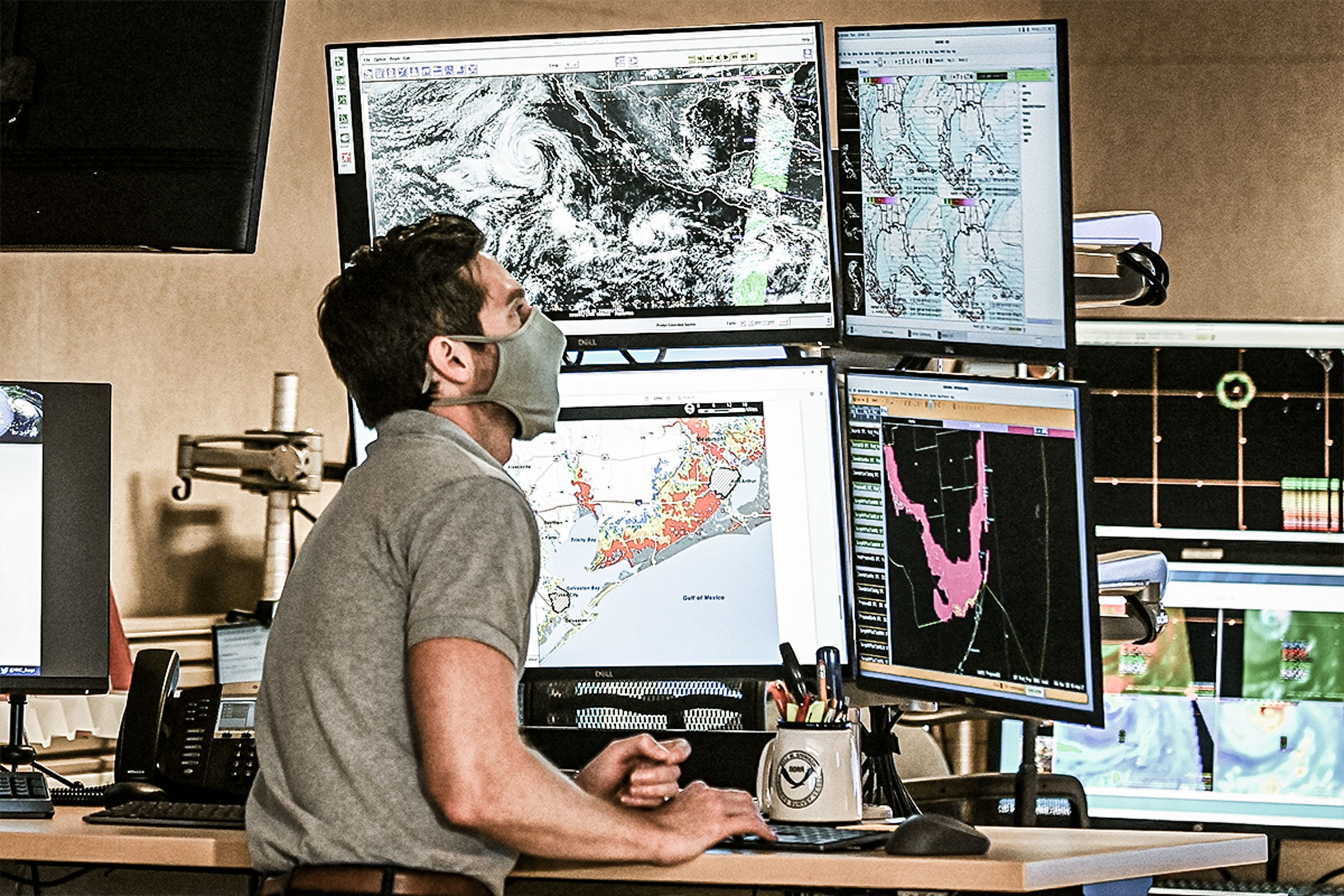 (Trên trái) Tháp thời tiết của Cơ quan Khí quyển và Đại dương Quốc gia (NOAA) trên đỉnh một tòa nhà ở Washington. (Trên phải) Một radar được NOAA chuẩn bị để nghiên cứu lốc xoáy ở Memphis. (Dưới cùng) Một người đàn ông thực hiện công việc thông báo cho các quan chức tại Trung tâm Bão Quốc gia ở Miami. (Ảnh: Mark Wilson/Getty Images, Seth Herald/AFP qua Getty Images, Chandan Khanna/AFP qua Getty Images)