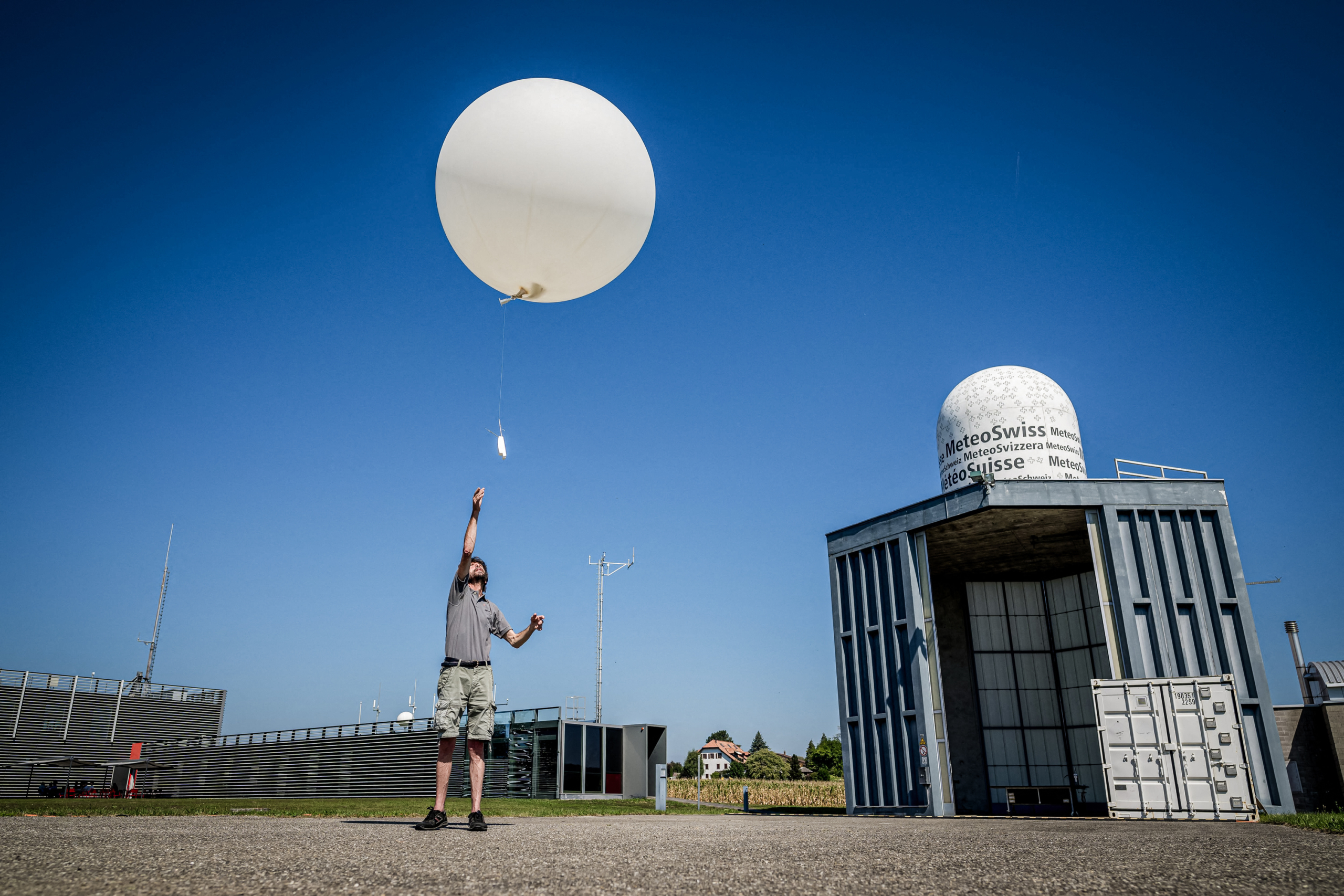 Một nhà khí tượng học phóng một quả bóng thời tiết đo đường đẳng nhiệt 0 độ tại trạm MeteoSwiss ở Payerne, Thụy Sĩ, vào ngày 07/09/2023. (Ảnh: Fabrice Coffrini/AFP qua Getty Images)