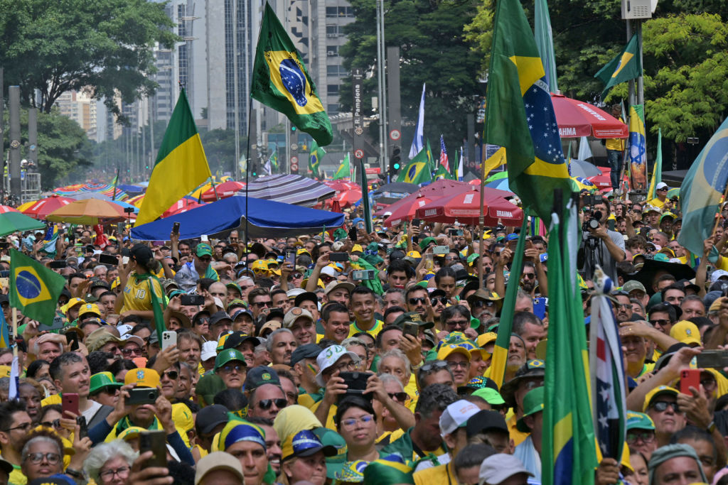 Những người ủng hộ cựu Tổng thống Brazil Jair Bolsonaro (2019-2022) tham dự một cuộc biểu tình ở Sao Paulo, Brazil, hôm 25/02/2024, để bác bỏ những cáo buộc rằng ông âm mưu đảo chính với các đồng minh để duy trì quyền lực sau khi cuộc tái tranh cử năm 2022 thất bại. (Ảnh: Nelson Almeida/AFP qua Getty Images)