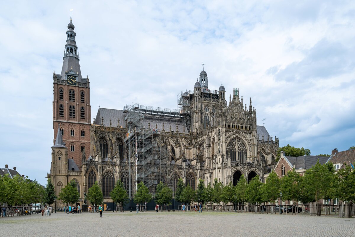 Mặt tiền của Nhà thờ Chính tòa Thánh John là đại diện tiêu biểu cho phong cách Gothic Brabantine. Không giống như phong cách Gothic của Ý, phong cách Brabantine sử dụng loại đá mềm hơn, đặc biệt là đá vôi hoặc sa thạch, cho phép chạm khắc các chi tiết cầu kỳ và tạo nên sự cách điệu tổng thể cho công trình. (Ảnh: Uwe Aranas/Shutterstock)