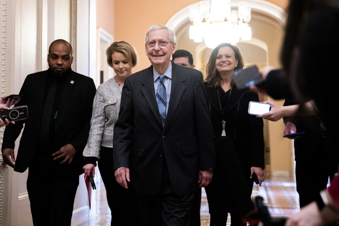 Lãnh đạo Thiểu số Thượng viện Mitch McConnell (Cộng Hòa-Kentucky) bước vào phòng họp Thượng viện ở Hoa Thịnh Đốn hôm 28/02/2024. (Ảnh: Nathan Howard/Getty Images)