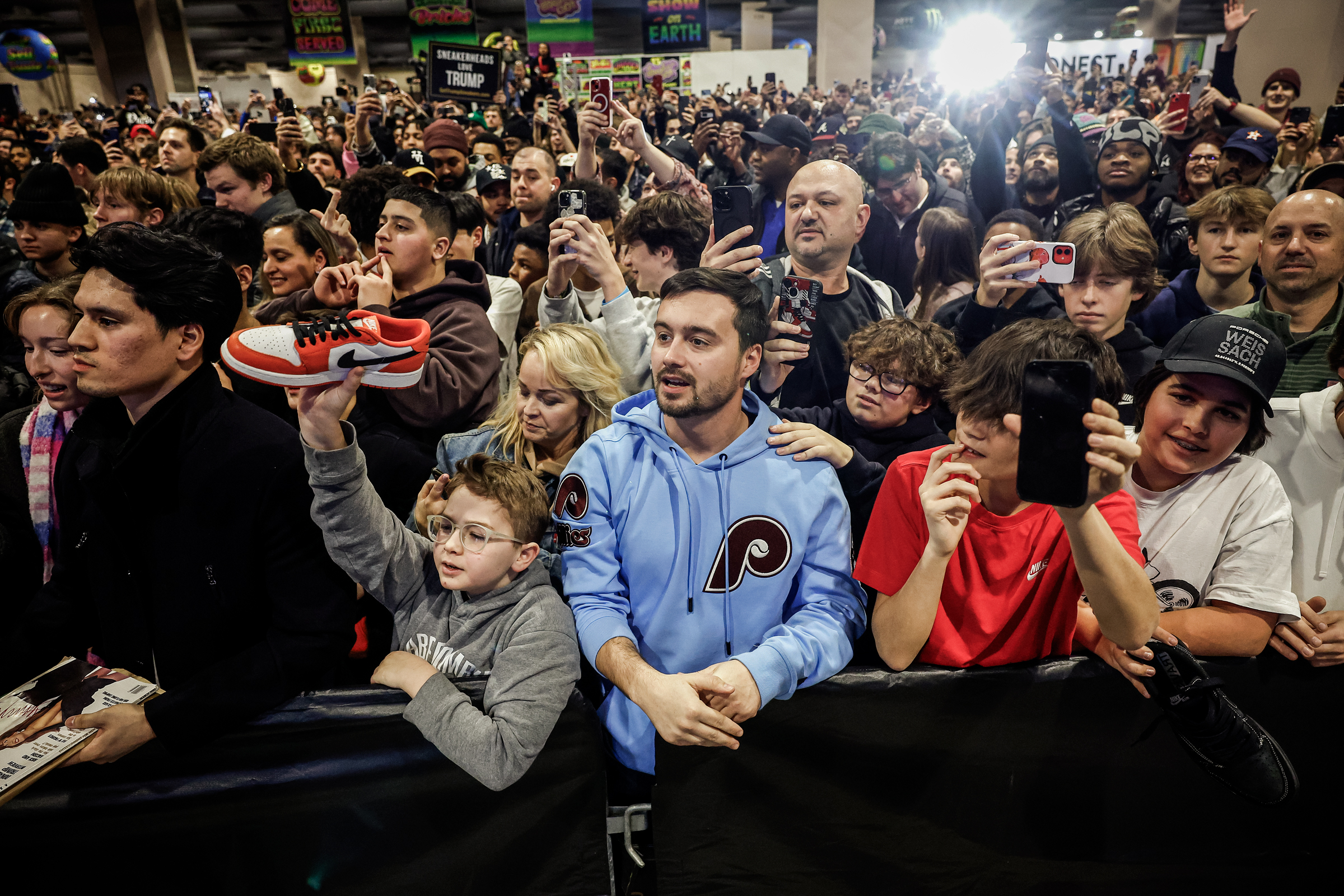 Những người tham dự lắng nghe cựu Tổng thống Donald Trump trình bày tại Sneaker Con ở Philadelphia, hôm 17/02/2024. (Ảnh: Chip Somodevilla/Getty Images)