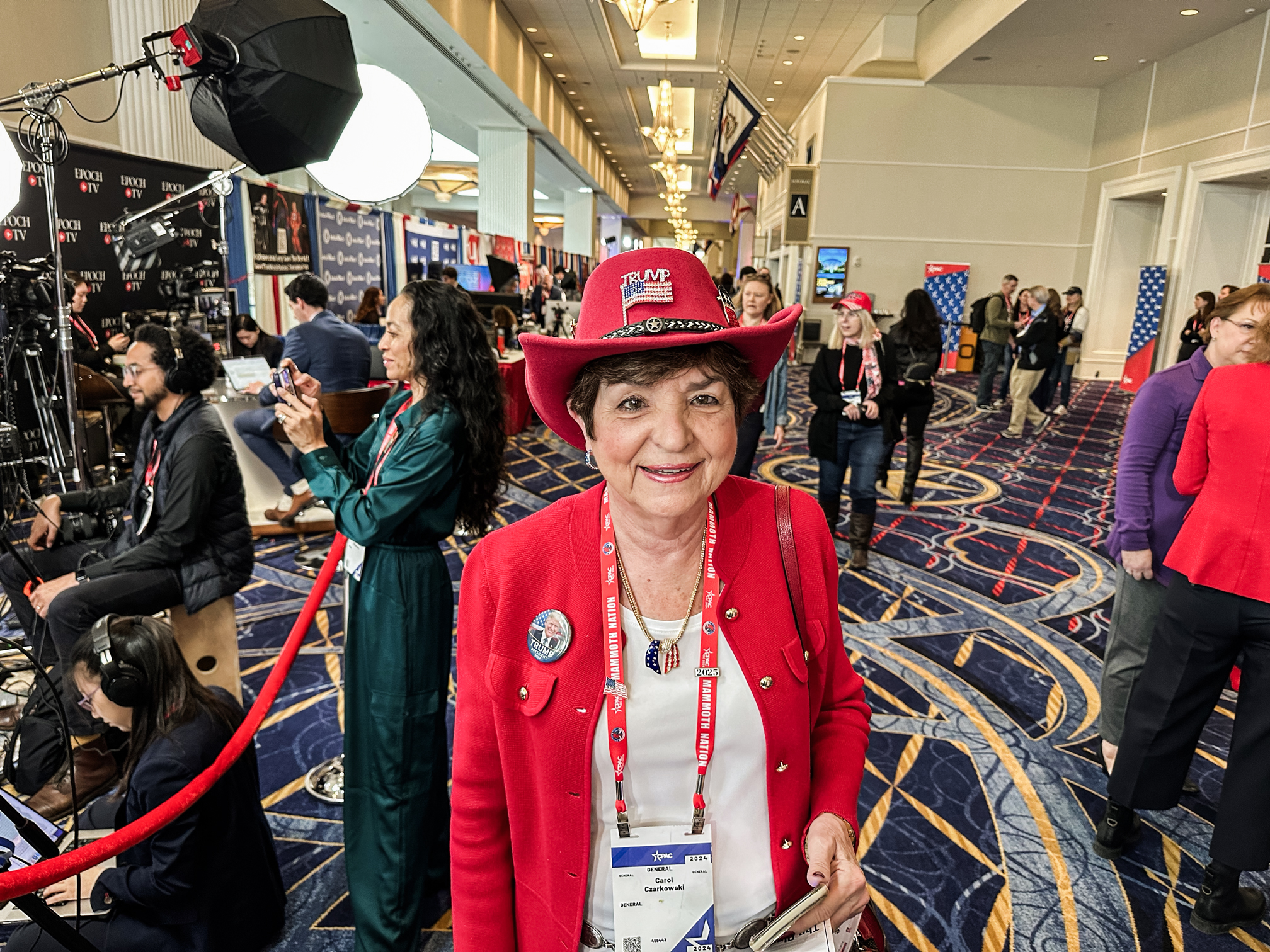 Bà Carol Zarkowski, một người ủng hộ ông Trump, tham dự Hội nghị Hành động Chính trị Bảo tồn truyền thống ở National Harbor, Maryland, hôm 23/02/2024. (Ảnh: Jackson Richman/The Epoch Times)