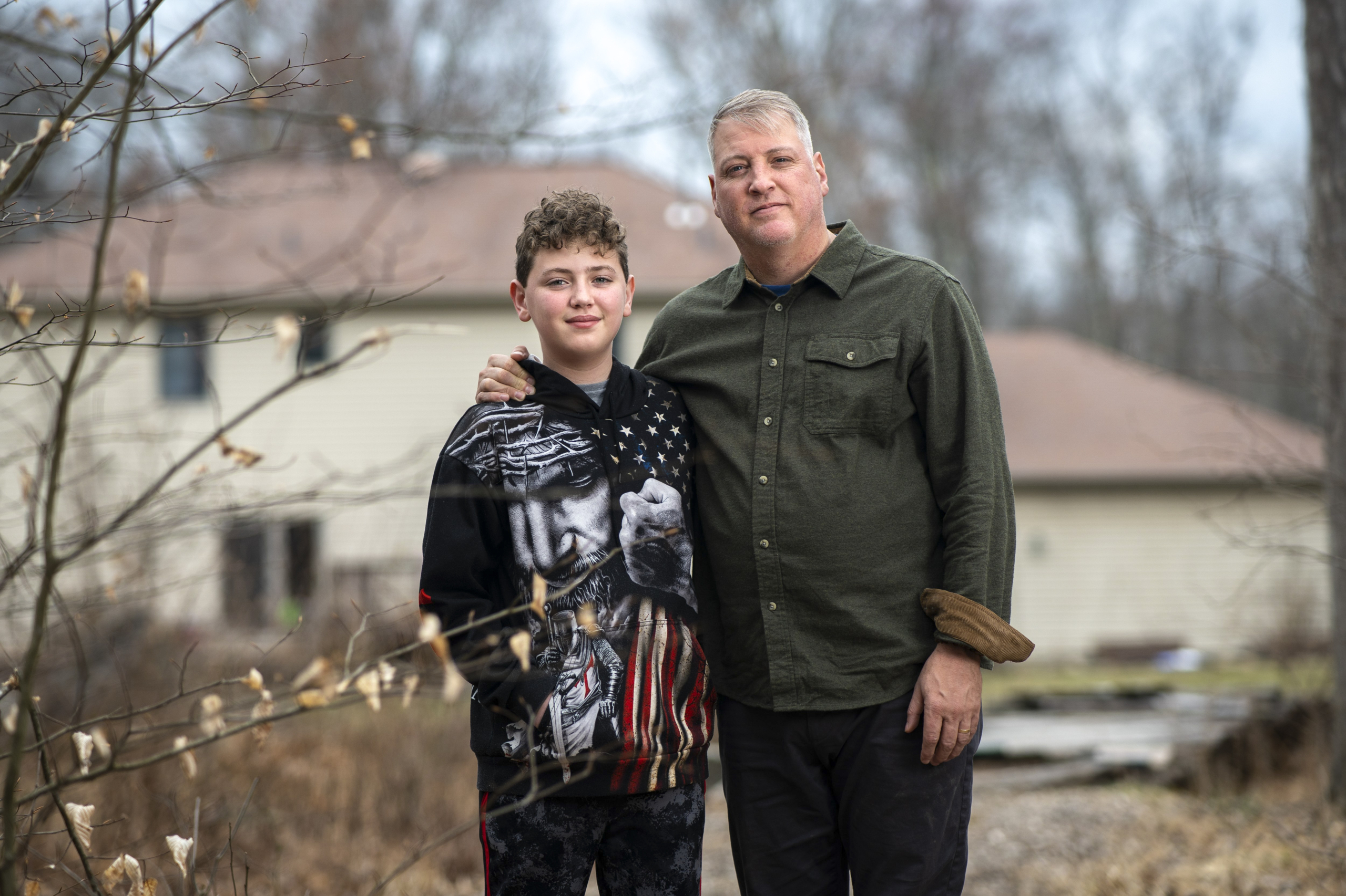 Ông Mark Houck cùng con trai Mark Jr., ở sân sau ngôi nhà của họ ở Kintnersville, Pennsylvania, vào ngày 17/03/2023. (Ảnh: Samira Bouaou/The Epoch Times)