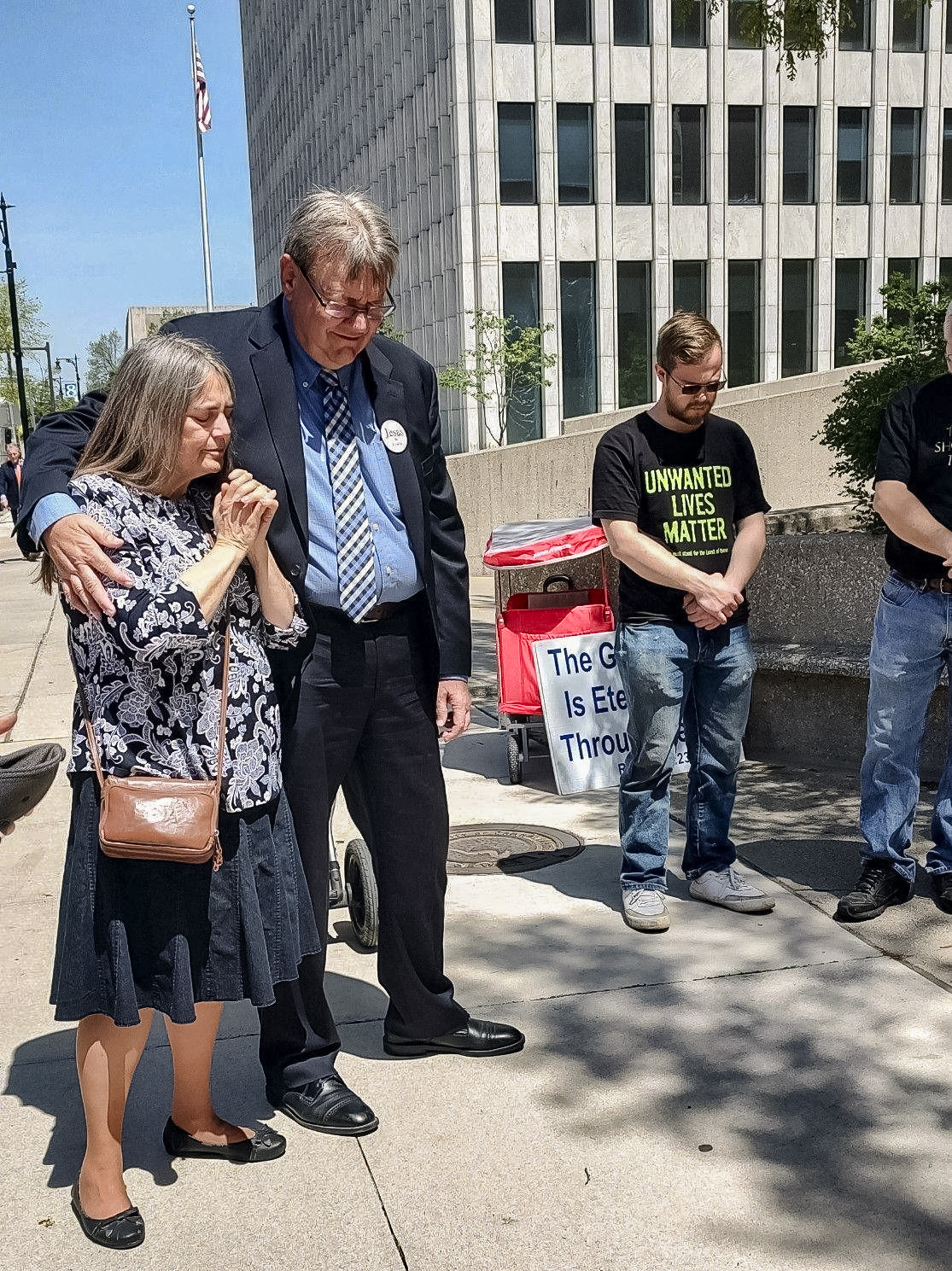 Bà Trish và ông Calvin Zastrow, cùng với những người ủng hộ, cầu nguyện trước khi vào tòa án ở Grand Rapids, Michigan, vào ngày 11/05/2023. (Ảnh: Được đăng dưới sự cho phép của ông Cal Zastrow)