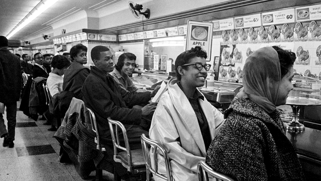 Một nhóm người Mỹ gốc Phi Châu ngồi ở quầy ăn trưa trong một cuộc biểu tình ngồi ở Nashville, Tennessee, vào năm 1960. (Ảnh: Thư viện Quốc hội)