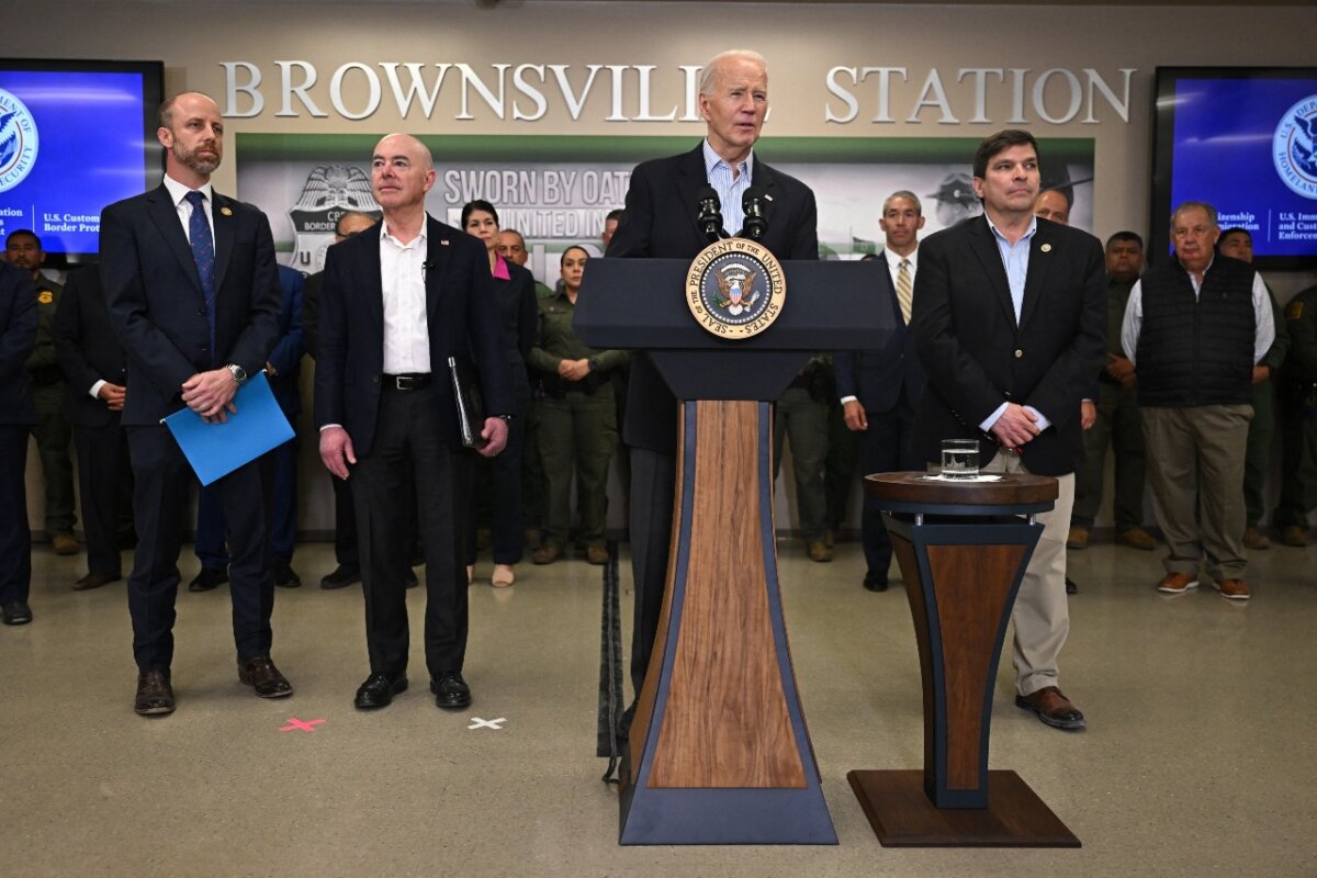 Tổng thống Joe Biden (ở giữa), đứng cạnh có Thị trưởng Brownsville John Cowen (trái), Bộ trưởng An ninh Nội địa Alejandro Mayorkas (thứ 2 bên trái), và Dân biểu Vicente Gonzalez (Dân Chủ-Texas), nói về vấn đề nhập cư tại Ga Brownsville trong chuyến thăm Biên giới Hoa Kỳ-Mexico ở Brownsville, Texas, hôm 29/02/2024. (Ảnh: Jim Watson/AFP qua Getty Images)