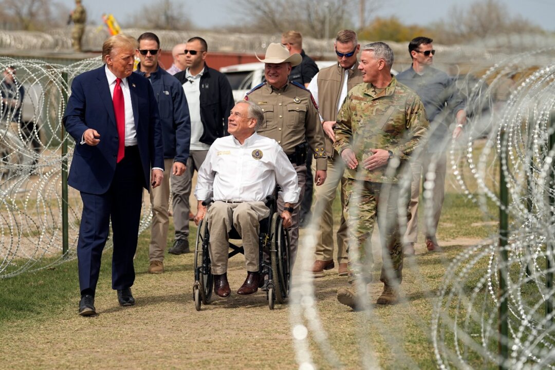 Ứng cử viên tổng thống Đảng Cộng Hòa và là cựu Tổng thống Donald Trump nói chuyện với Thống đốc tiểu bang Texas Greg Abbott trong chuyến thăm biên giới Hoa Kỳ-Mexico hôm 29/02/2024, tại Eagle Pass, Texas. (Ảnh: Eric Gay/AP Photo)