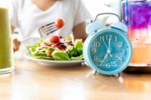 Đồng hồ màu xanh lam tượng trưng cho việc nhịn ăn gián đoạn cùng với món salad lành mạnh. (Ảnh: Nok Lek Travel Lifestyle/Shutterstock)