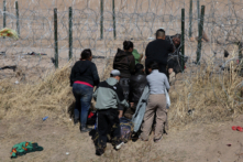 Những người di cư cố gắng cắt hàng rào thép gai được lắp đặt để ngăn chặn sự xâm nhập của những người di cư bất hợp pháp từ Ciudad Juarez qua Rio Bravo/Grande, tiểu bang Chihuahua, Mexico, hôm 12/02/2024. (Ảnh: Herika Martinez/AFP/Getty Images)