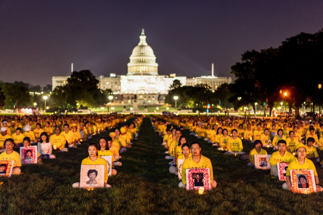 Các học viên Pháp Luân Công tham gia một buổi thắp nến tưởng niệm để tưởng nhớ những học viên đã qua đời trong cuộc đàn áp kéo dài 24 năm của Đảng Cộng sản Trung Quốc, tại National Mall ở Hoa Thịnh Đốn, vào ngày 20/07/2023. (Ảnh: Samira Bouaou/The Epoch Times)