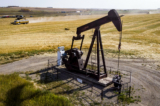 Một máy bơm dầu và khí đốt trên cánh đồng lúa mì gần Cremona, Alberta, ngày 01/10/2020. (Ảnh: The Canadian Press/Jeff McIntosh)