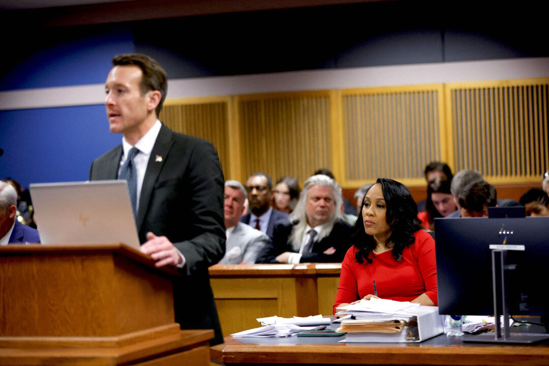 Luật sư Adam Abbate nói chuyện với Biện lý Quận Fulton Fani Willis đang theo dõi những tranh luận cuối cùng trong phiên điều trần về việc loại bỏ tư cách tham gia vụ án của bà tại Tòa án Quận Fulton ở Atlanta, Georgia, hôm 01/03/2024. (Ảnh: Alex Slitz/Pool/AFP qua Getty Images)
