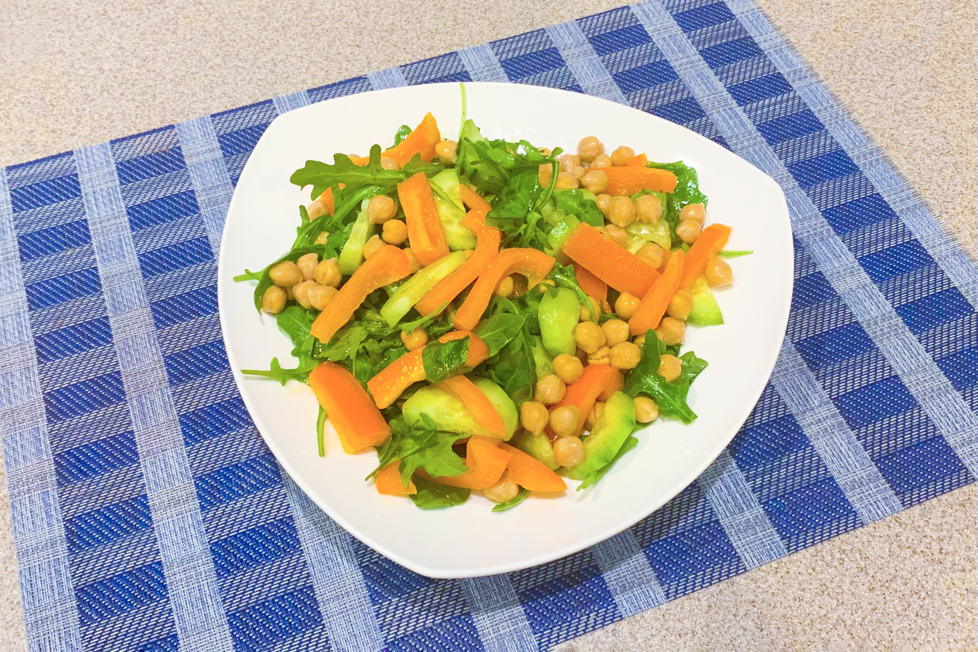 Món salad Địa Trung Hải ngon miệng với dưa chuột, ớt bell, rau aurugula (cải rocket), và đậu gà. (Ảnh: Cara Michelle Miller)
