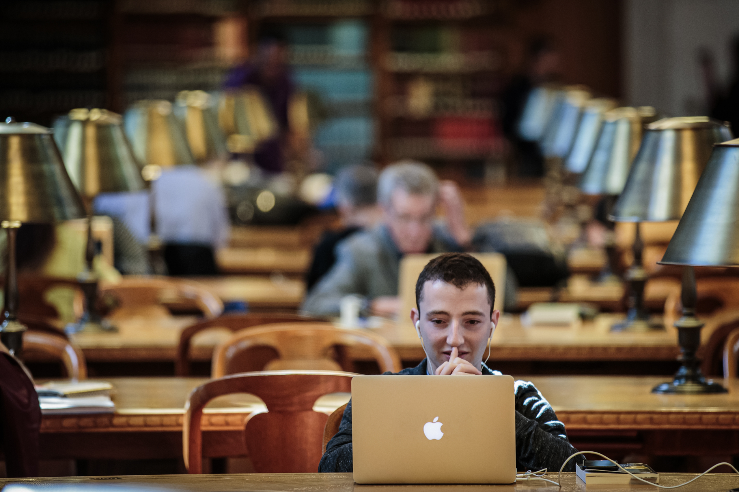 Một người đàn ông nhìn vào máy điện toán xách tay của mình trong Thư viện Công cộng New York ở thành phố New York vào ngày 05/10/2016. (Ảnh: Drew Angerer/Getty Images)