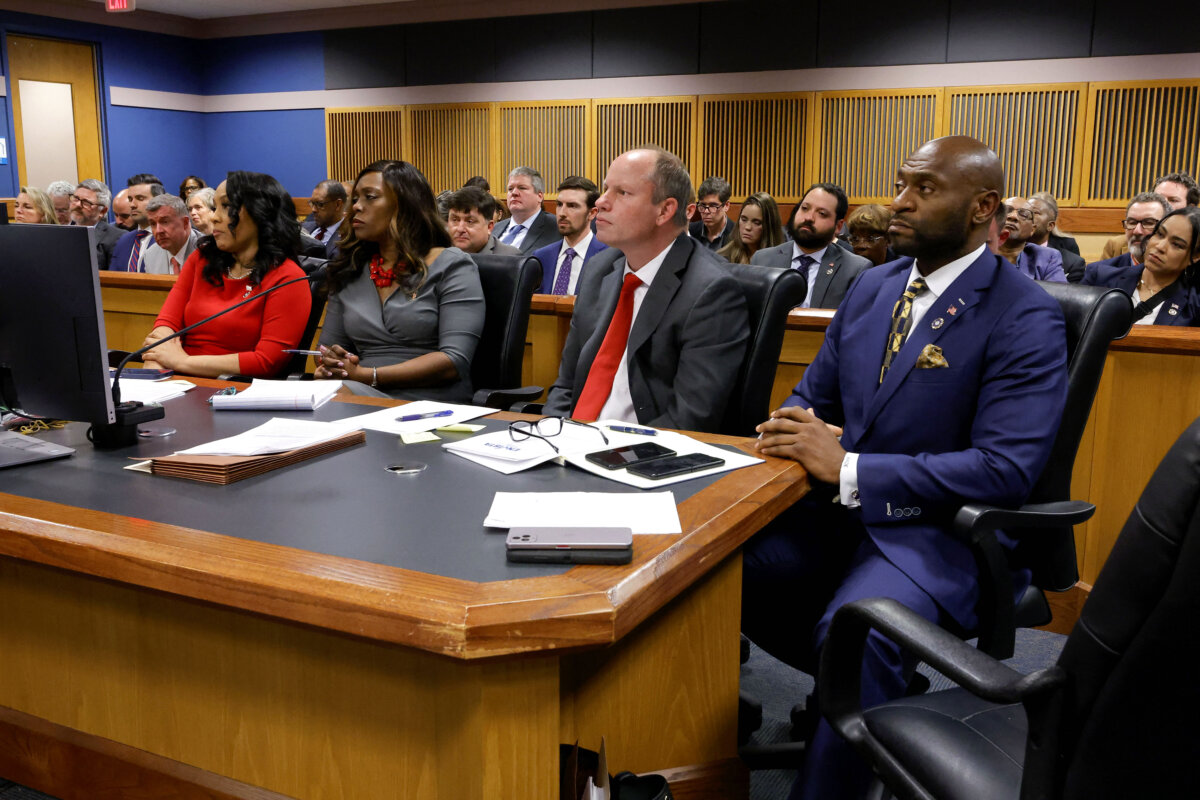(Từ trái sang phải) Biện lý Quận Fulton Fani Willis, công tố viên Daysha Young, luật sư Andrew Evans, và công tố viên đặc biệt Nathan Wade lắng nghe trong một phiên tòa về vụ can thiệp bầu cử Georgia tại Atlanta, hôm 01/03/2024. (Ảnh: Alex Slitz/Pool/AFP qua Getty Images)