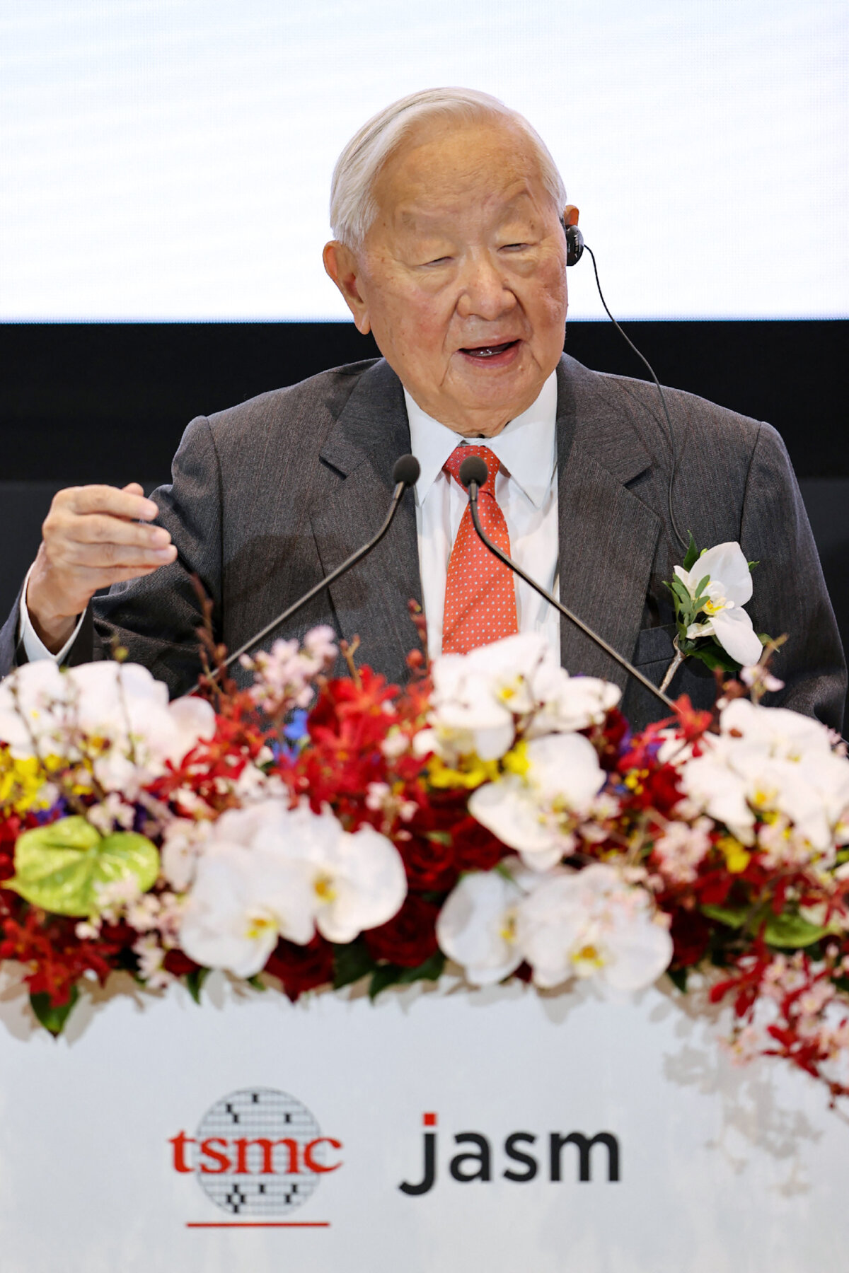 Ông Morris Chang, nhà sáng lập của Công ty Sản xuất Vi mạch bán dẫn Đài Loan TSMC, trình bày trong lễ khánh thành nhà máy vi mạch bán dẫn mới của Công ty Sản xuất Vi mạch bán dẫn Tân tiến Nhật Bản (JASM), tại Kikuyo thuộc quận Kikuchi, quận Kumamoto, hôm 24/02/2024 (Ảnh: STR/Jiji Press/AFP qua Getty Images).