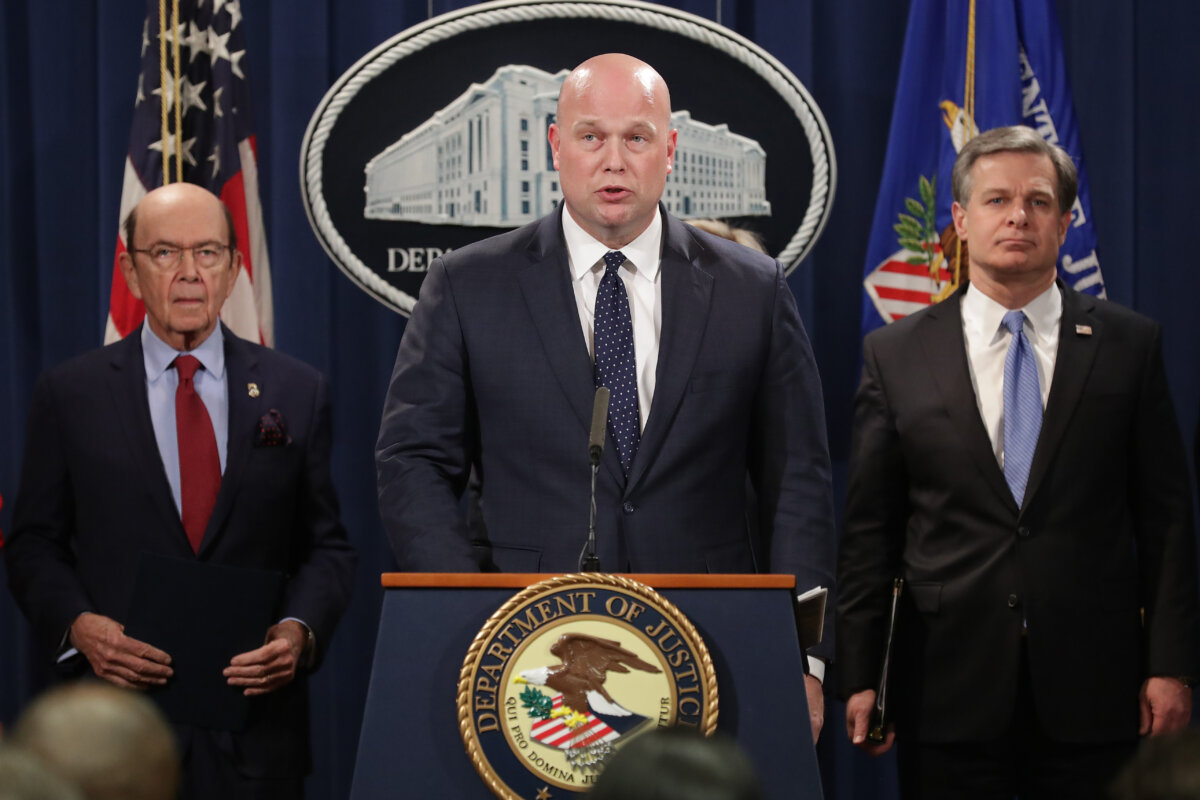 Tổng Chưởng lý Hoa Kỳ Lâm thời Matthew Whitaker (ở giữa) công bố các cáo buộc hình sự mới chống lại đại tập đoàn viễn thông Trung Quốc Huawei với Giám đốc Cục Điều tra Liên bang Christopher Wray (bên phải) và Bộ trưởng Thương mại Wilbur Ross tại Bộ Tư pháp, ở Thủ đô Hoa Thịnh Đốn, vào ngày 28/01/2019. (Ảnh: Chip Somodevilla/Getty Images)