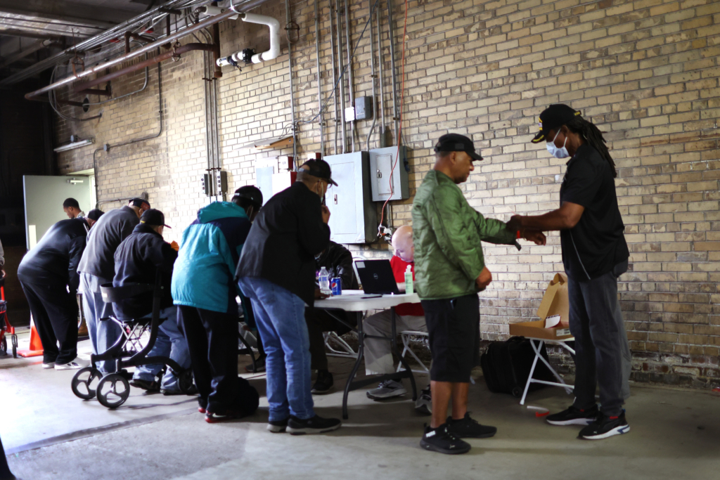 Các cựu chiến binh đến một sự kiện Stand Down được tổ chức để giúp các cựu chiến binh vô gia cư hoặc không có chỗ ở ổn định, ở Chicago, ngày 16/06/2023. (Ảnh: Scott Olson/Getty Images)