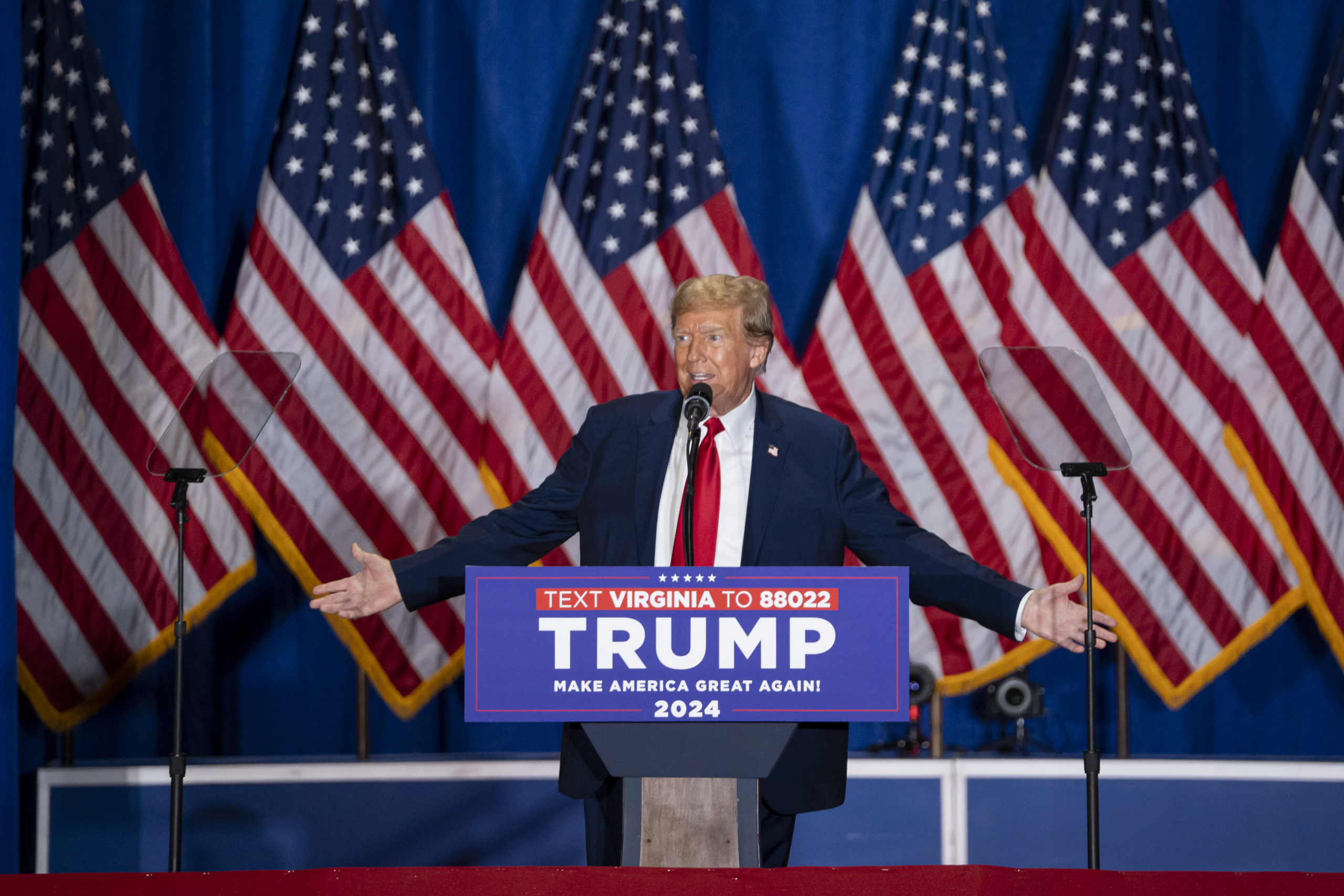 Cựu Tổng thống Donald J. Trump và là ứng cử viên tổng thống thuộc Đảng Cộng Hòa trình bày tại Trung tâm Hội nghị Greater Richmond ở Richmond, Virginia, hôm 02/03/2024. (Ảnh: Madalina Vasiliu/The Epoch Times)