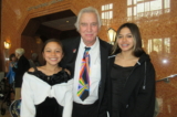 Ông Joseph Fairchild cùng các cháu gái của mình thưởng thức Nghệ thuật Biểu diễn Shen Yun tại Trung tâm Nghệ thuật Biểu diễn The Smith, thành phố Las Vegas hôm 02/03/2024. (Ảnh: Linda Jiang/The Epoch Times)