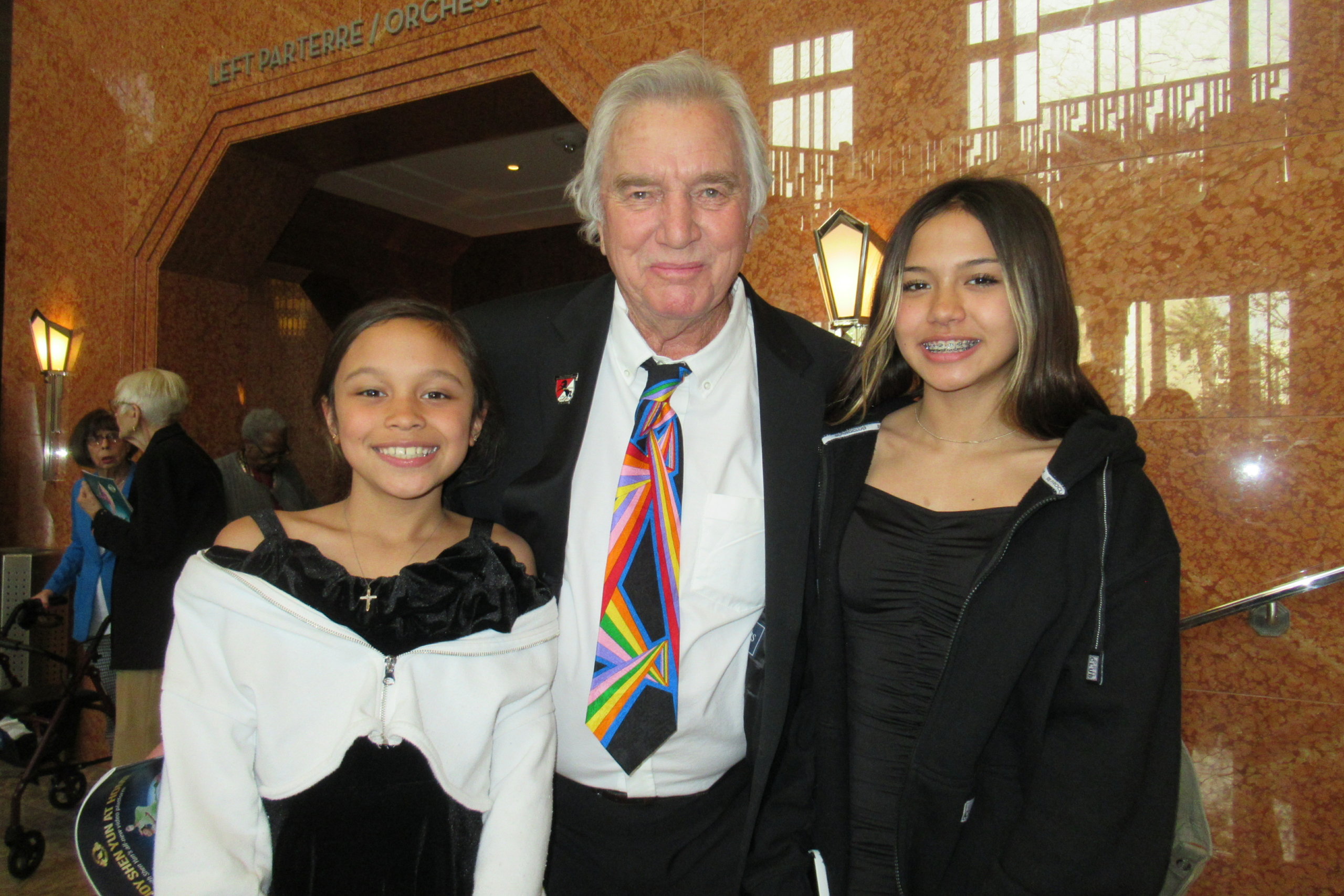 Ông Joseph Fairchild cùng các cháu gái của mình thưởng thức Nghệ thuật Biểu diễn Shen Yun tại Trung tâm Nghệ thuật Biểu diễn The Smith, thành phố Las Vegas hôm 02/03/2024. (Ảnh: Linda Jiang/The Epoch Times)