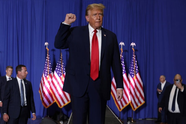 Cựu Tổng thống Donald Trump, ứng cử viên tổng thống bên Đảng Cộng Hòa, lên sân khấu trong một sự kiện tranh cử tại Greensboro Coliseum ở Greensboro, North Carolina, hôm 02/03/2024. (Ảnh: Alex Wong/Getty Images)