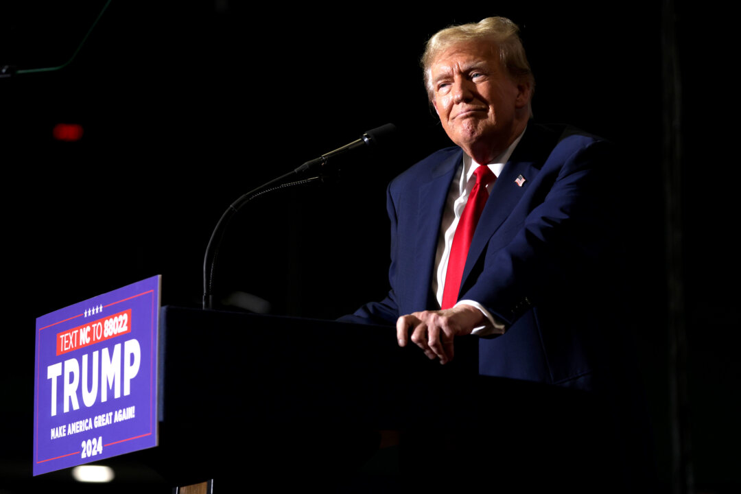 Cựu Tổng thống Donald Trump, ứng cử viên tổng thống của Đảng Cộng Hòa, trình bày trong một sự kiện vận động tranh cử tại Greensboro Coliseum ở Greensboro, North Carolina, hôm 02/03/2024. (Ảnh: Alex Wong/Getty Images)