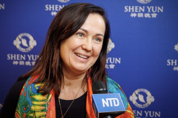 Bà Lilia Gerber thưởng thức Nghệ thuật Biểu diễn Shen Yun tại Trung tâm Hội nghị Praha hôm 01/03/2024. (Ảnh: Đài truyền hình NTD)