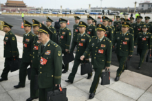 Các thành viên của phái đoàn quân đội đến dự một cuộc họp trước lễ khai mạc Hội nghị Hiệp thương Chính trị Nhân dân Trung Quốc (CPPCC) tại Đại lễ đường Nhân dân ở Bắc Kinh hôm 04/03/2024. (Ảnh: Wang Zhao/AFP qua Getty Images)